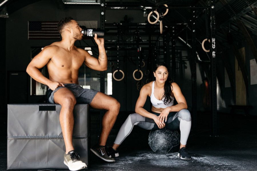 hombre y mujer entrenando en gimnasio