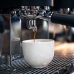El proceso de preparación de espresso en un primer plano de máquina de café profesional
