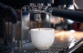 El proceso de preparación de espresso en un primer plano de máquina de café profesional