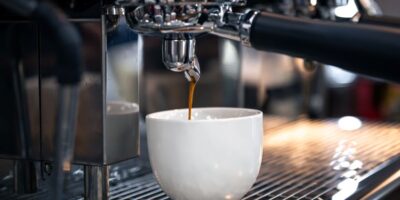 El proceso de preparación de espresso en un primer plano de máquina de café profesional