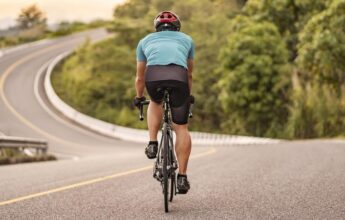 hombre montando en bicicleta de carretera