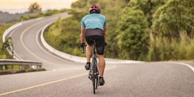 hombre montando en bicicleta de carretera