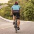 hombre montando en bicicleta de carretera