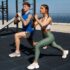 Hombre y mujer haciendo ejercicio juntos al aire libre