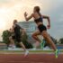 Hombre y mujer corriendo en la pista de atletismo