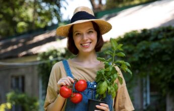 mujer agricultora con tomates y albaca