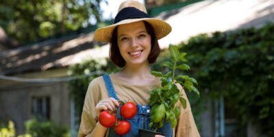 mujer agricultora con tomates y albaca