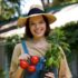 mujer agricultora con tomates y albaca