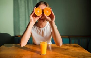 mujer con media naranja en cada ojo