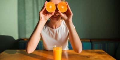 mujer con media naranja en cada ojo