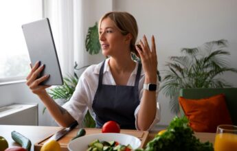 Chef femenina teniendo una videollamada mientras cocina