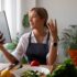 Chef femenina teniendo una videollamada mientras cocina