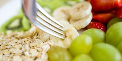 copos de avena con freas, uva y platano