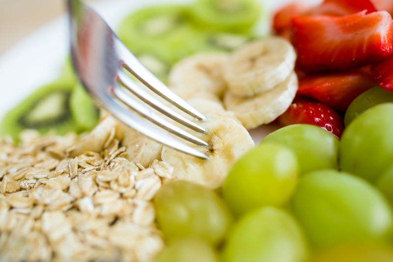 copos de avena con freas, uva y platano