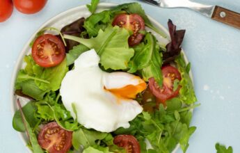 ensalada de lechuga tomate y huevo