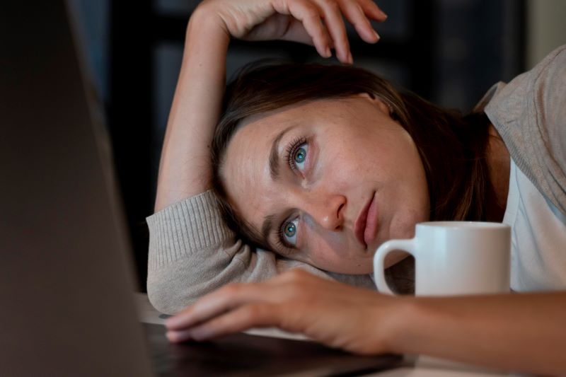 mujer aburrida delante del ordenador