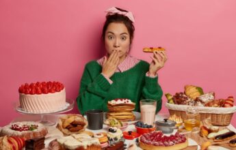 mujer comiendo exceso de dulces