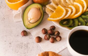 Desayuno sabroso de fruta y café.