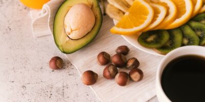 Desayuno sabroso de fruta y café.